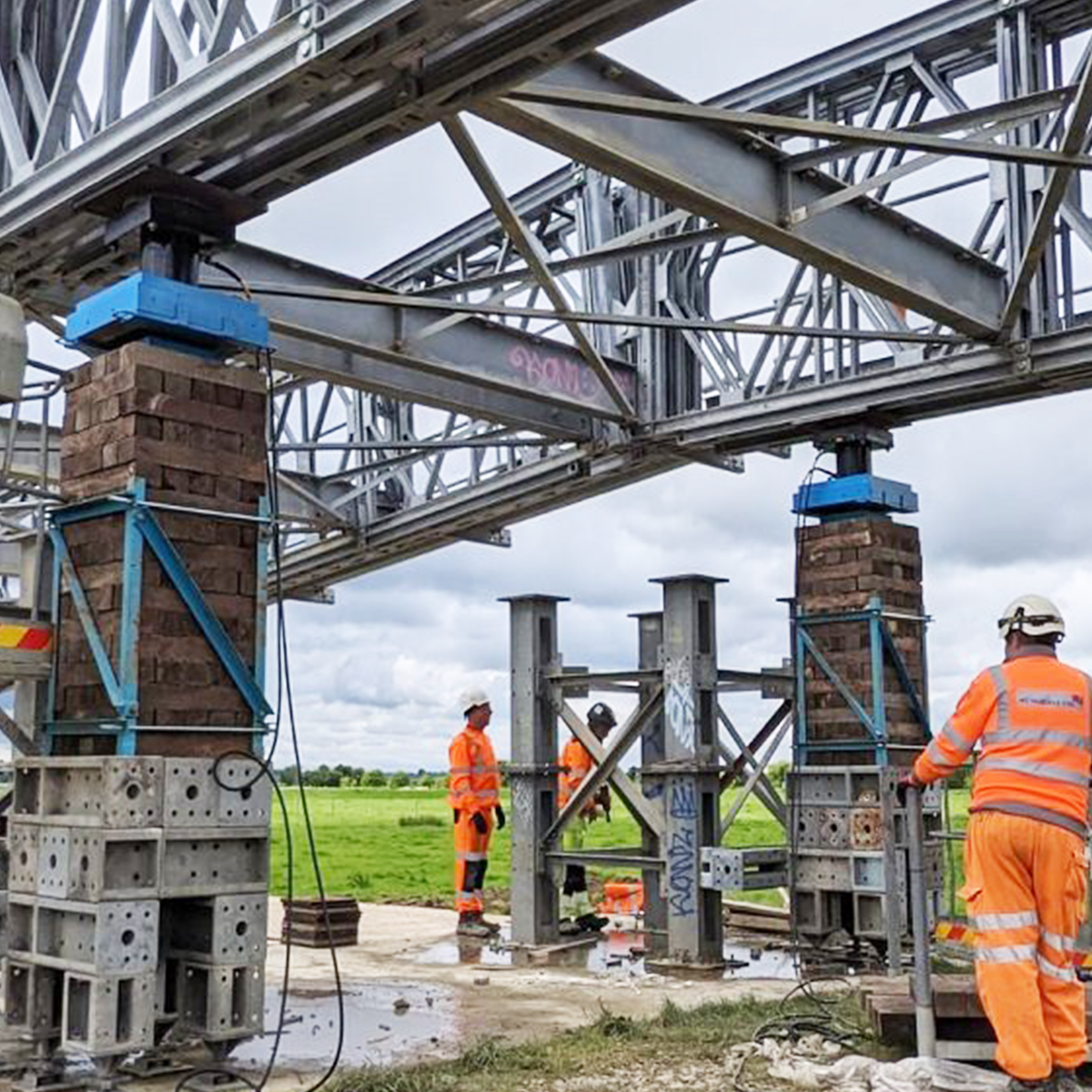 Mabey Hire climbing jacks on site