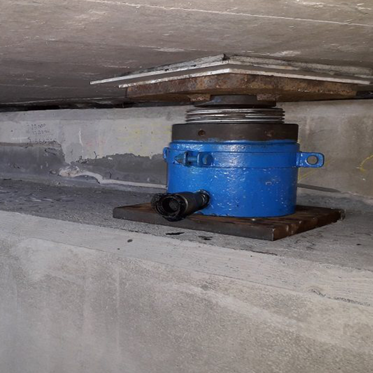 Mabey Hire screwed ram jacks on site